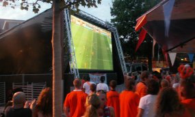 Live voetbal op groot scherm